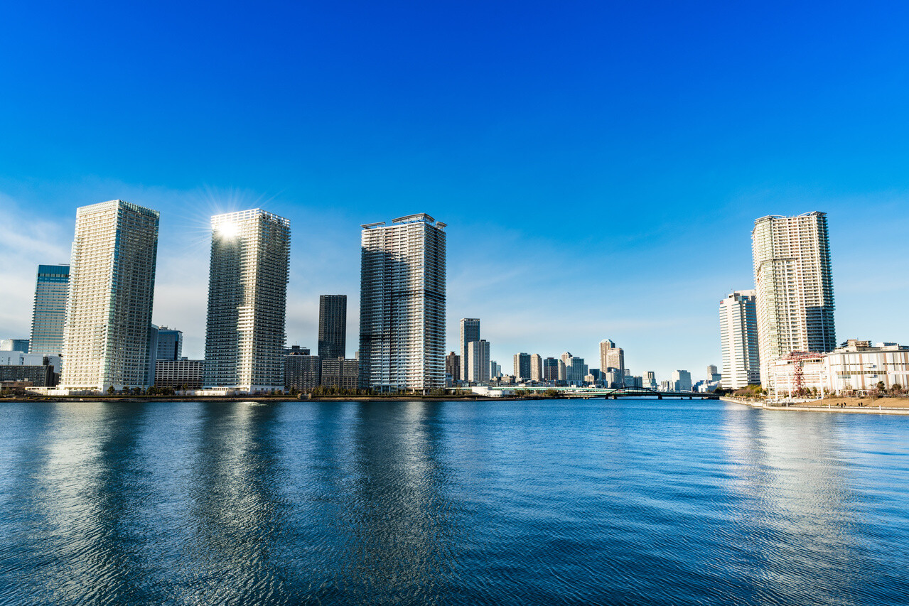 日本　快晴の隅田川と晴海タワーマンション