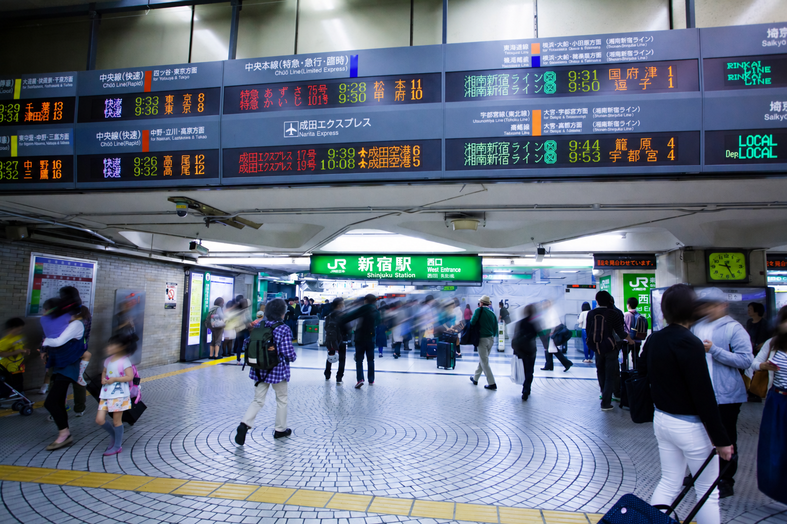 新宿駅案内板の文字拡大